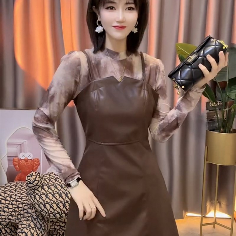 气质时尚套装女23冬季新款洋气水墨长袖t恤+吊带PU皮连衣裙两件套