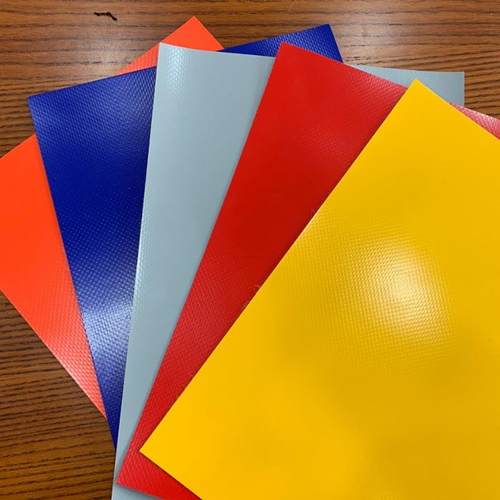 现货900克防水防晒柔性卷帘门布卡车侧帘布防雨布PVC夹网布刀刮布