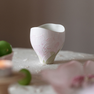 手绘陶瓷茶杯女士高颜值品茗杯个人专用闻香杯高脚主人杯花口杯