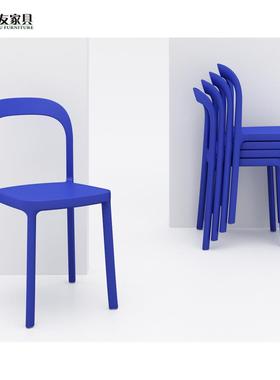 克莱因蓝塑料餐椅北欧现代简约家用靠背叠放塑料户外阳台椅子
