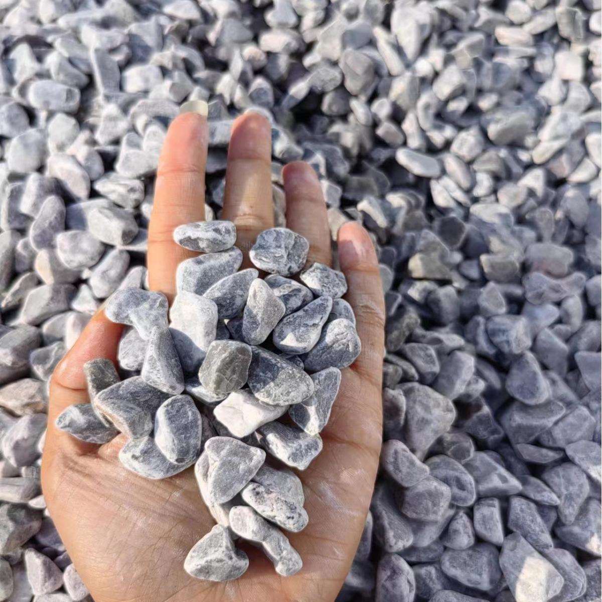 浅灰色水洗石胶粘石砾石工程造景铺路用浅灰色石子