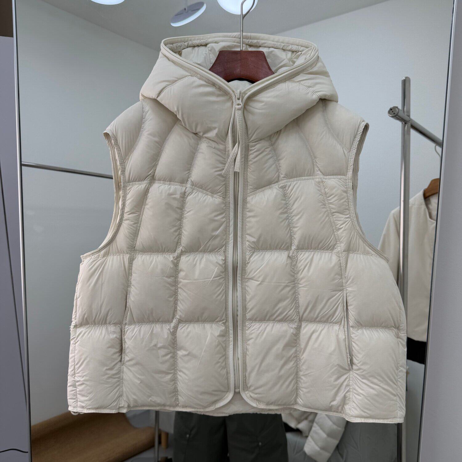 2788802欧货韩版拉链连帽羽绒马甲女短款90鸭绒保暖显瘦减龄外套