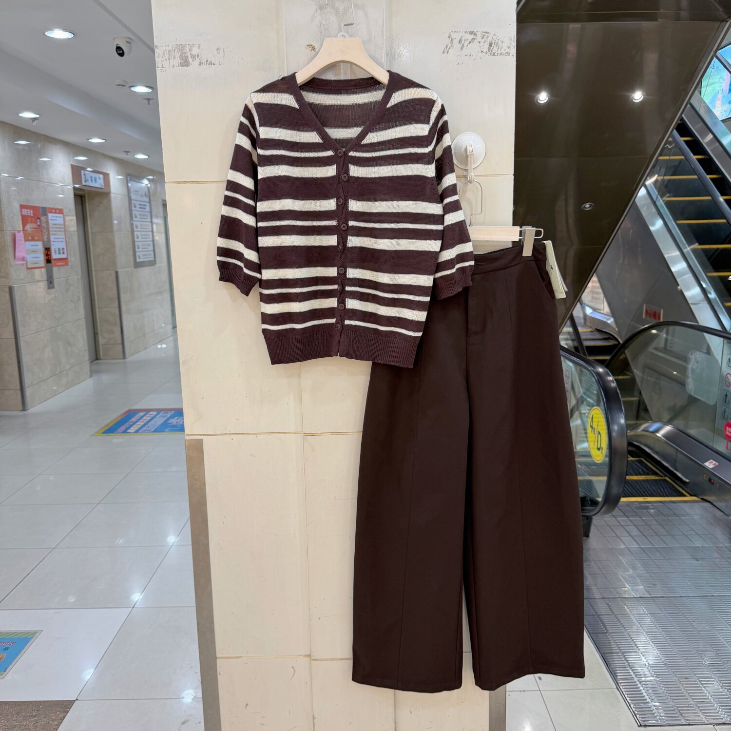 QDMEIWEN 26B-1022 不规则多粒扣V领条纹针织开衫+弯刀裤两件套秋