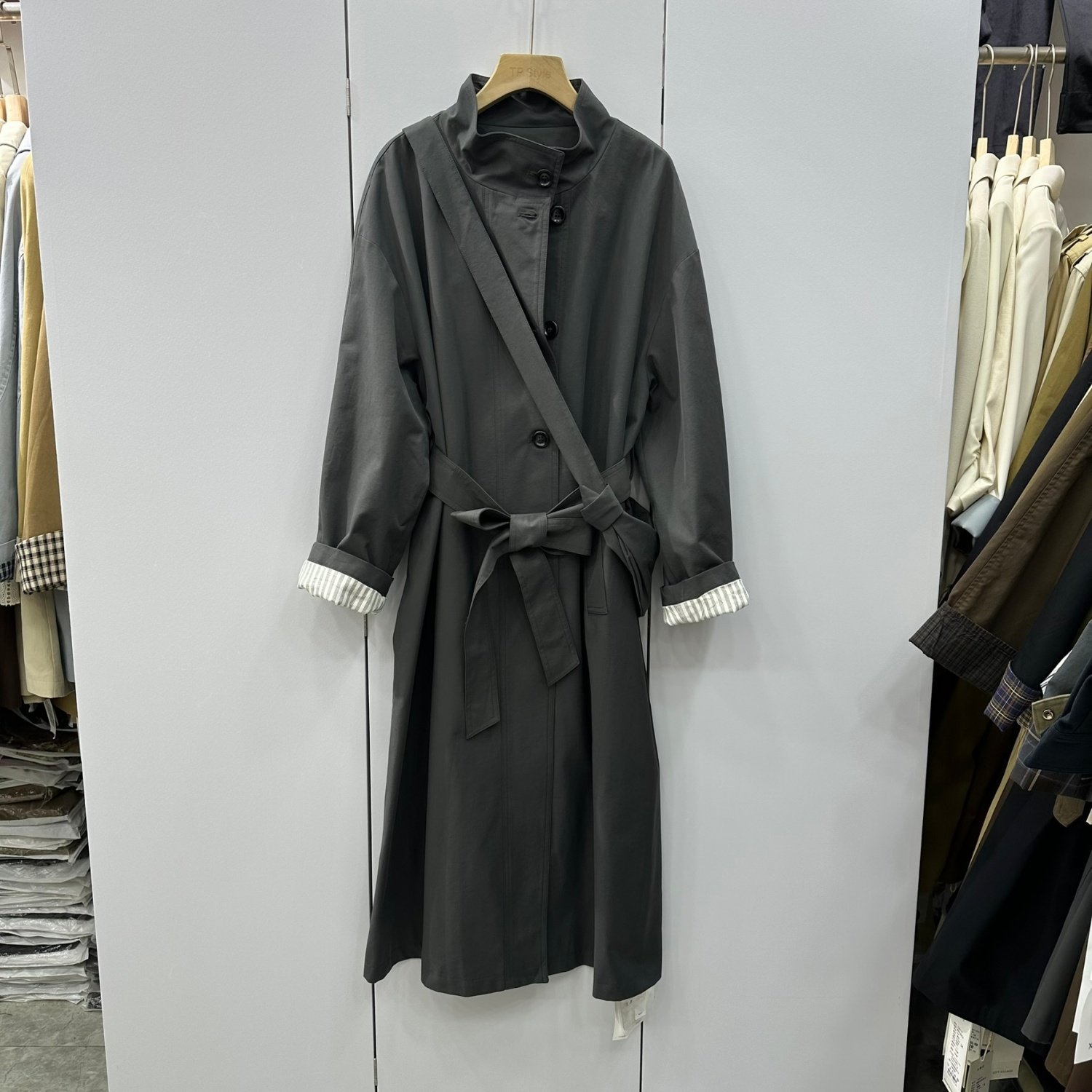 艾熹尔AXR25-7017秋时尚立领单排扣宽松显瘦长款风衣外套配包包女