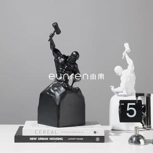简约轻奢北欧创意自我雕琢励志人物摆件家居酒店样板软装饰艺术品
