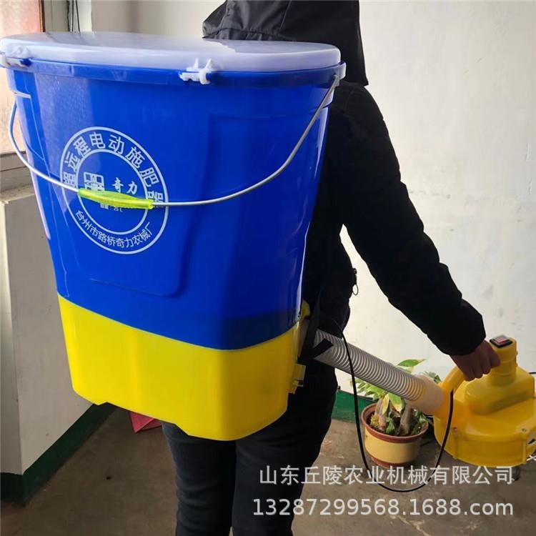 手提背负式电动施肥器农用撒肥器怀抱式撒肥器20L电动撒肥器