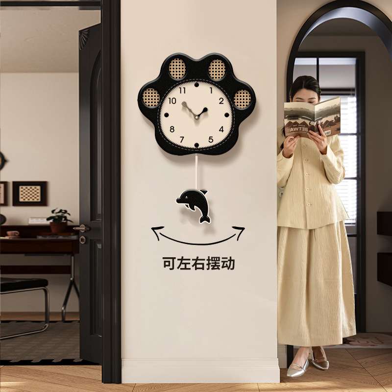 鱼和熊掌中古风客厅时钟创意复古餐厅艺术钟表2024新款带摇摆挂钟