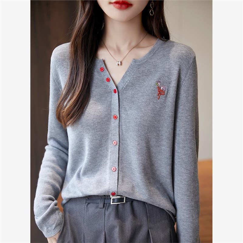 2024秋季新款半开领V领精纺羊毛开衫女宽松镶钻长袖针织毛衣外套