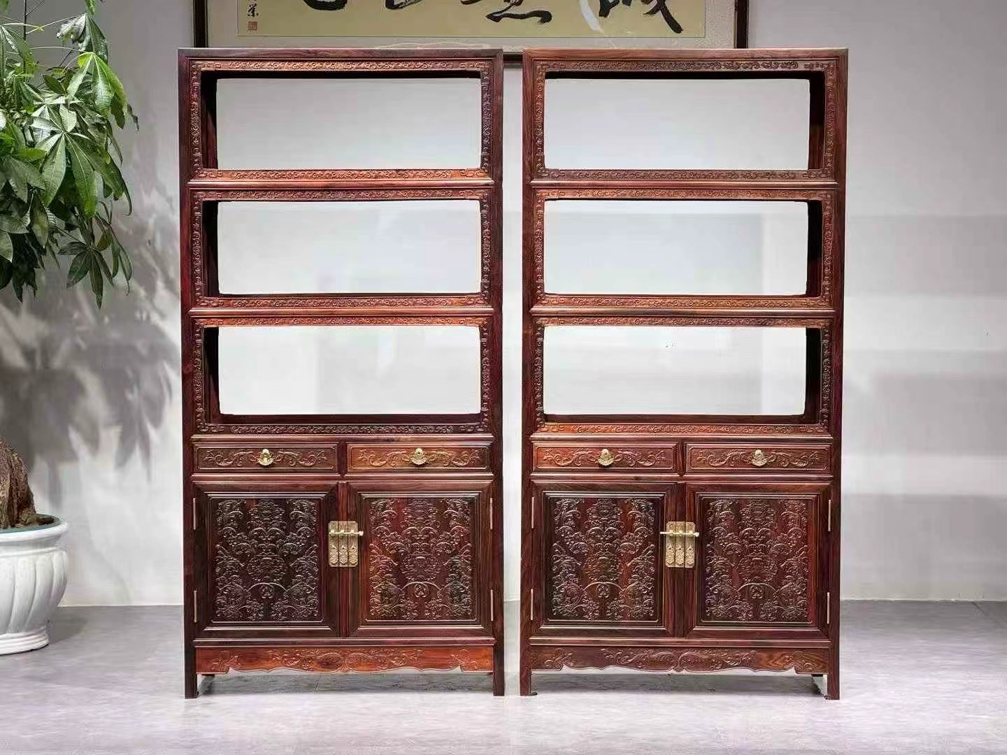 大红酸枝缠枝纹雕花书柜红木明式家具交趾黄檀书架榫卯工艺展示柜