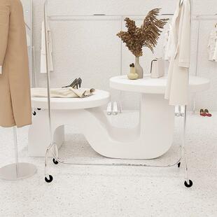 中岛柜高档异形橱窗装饰烤漆桌子M型服装店高低台鞋包展示台曲线