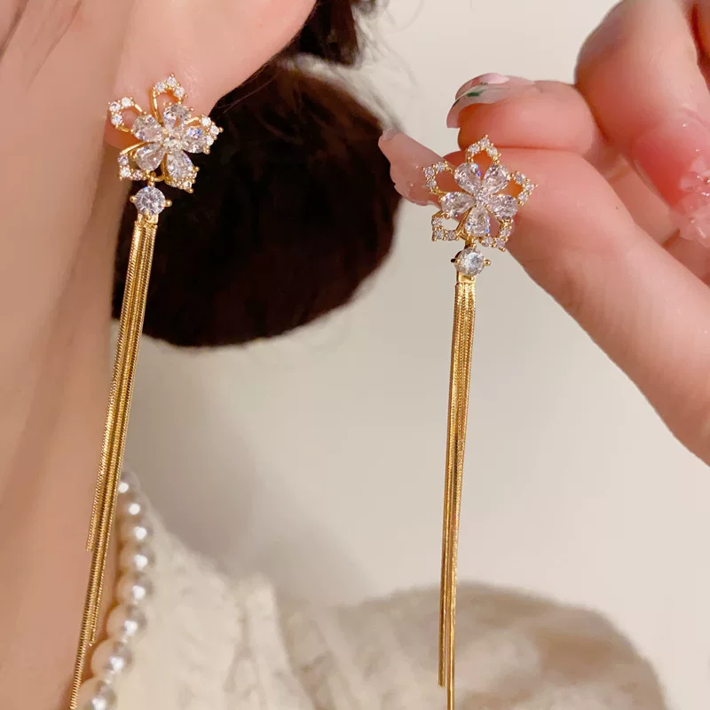 Сдержанные/moderate? Actually translate: Sophisticated fashionable universal design long earrings with zircon with tassels, trend of season, flowered
