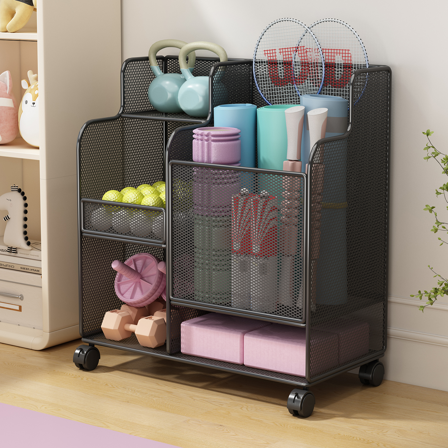 瑜珈垫收纳筐家用健身运动器材收纳层架带轮篮球羽毛球夹缝置物架