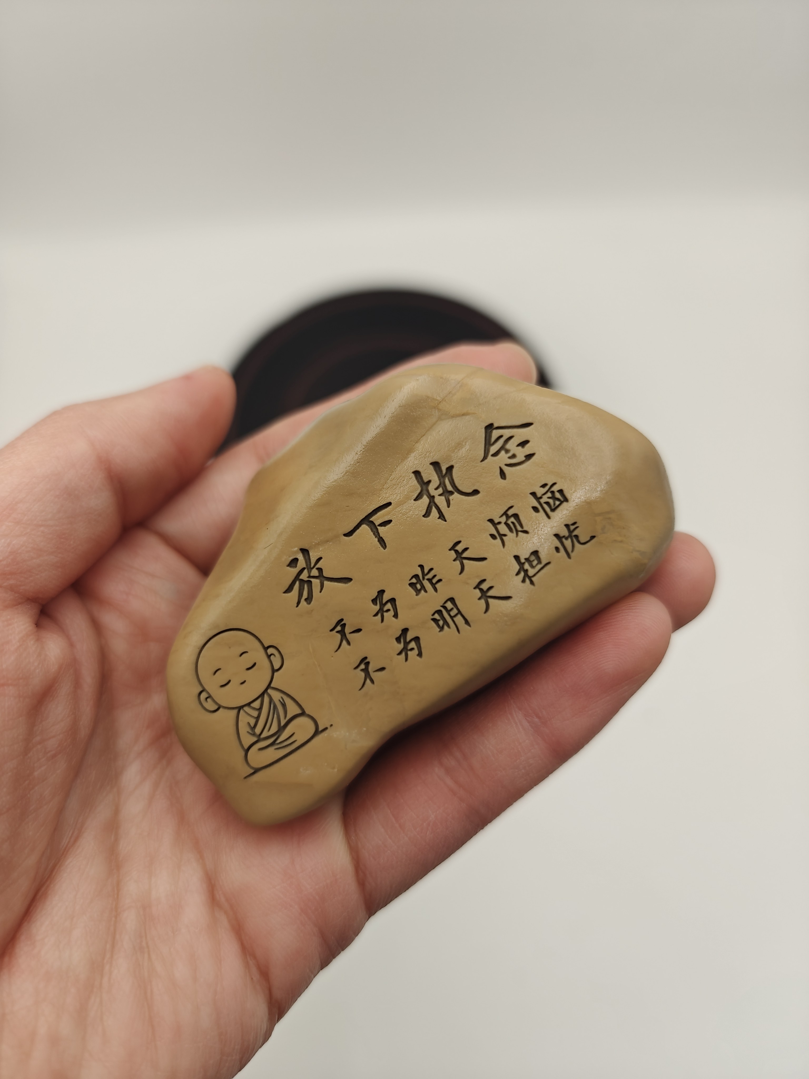 放下执念小石头手把件 新疆天然戈壁原石刻字石 题材一致石型随缘
