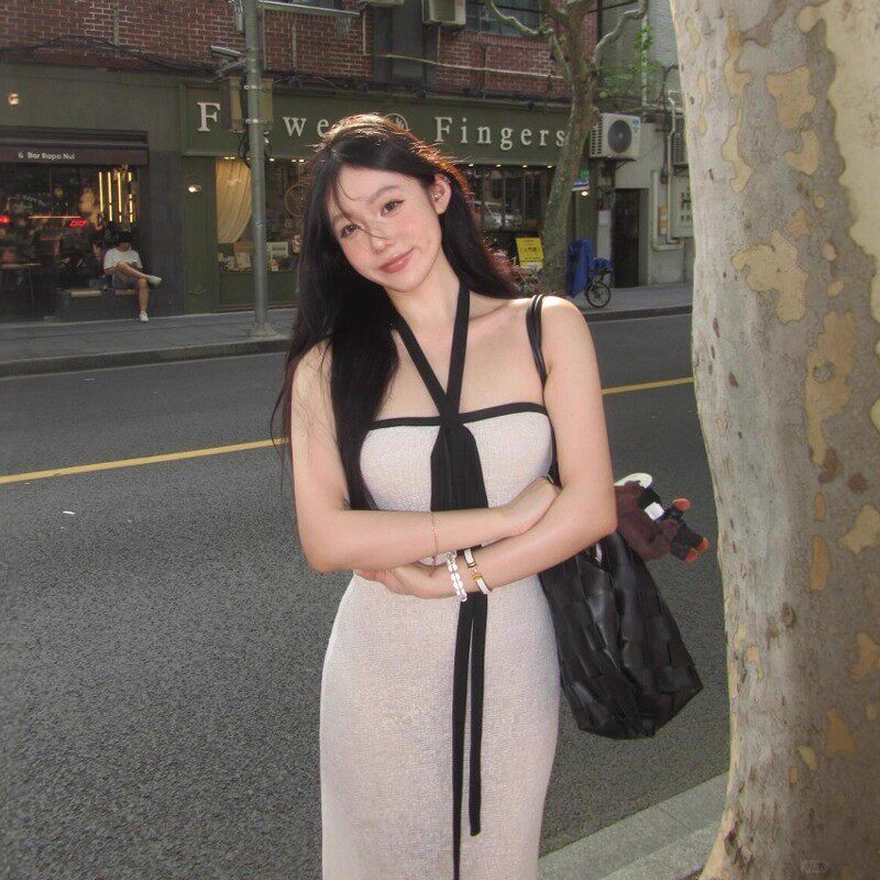 白色抹胸挂脖连衣裙子女2026夏季新款巨好看气质海边度假包臀长裙