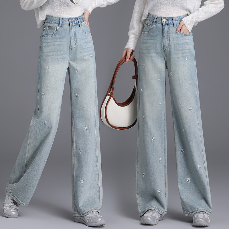 浅蓝色刺绣阔腿牛仔裤女春秋2026新款梨型身材高腰窄版直筒垂感裤