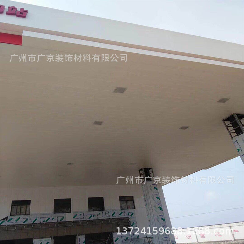 加油站罩棚吊顶条形铝条板 电动汽车充电站罩棚吊顶铝扣板