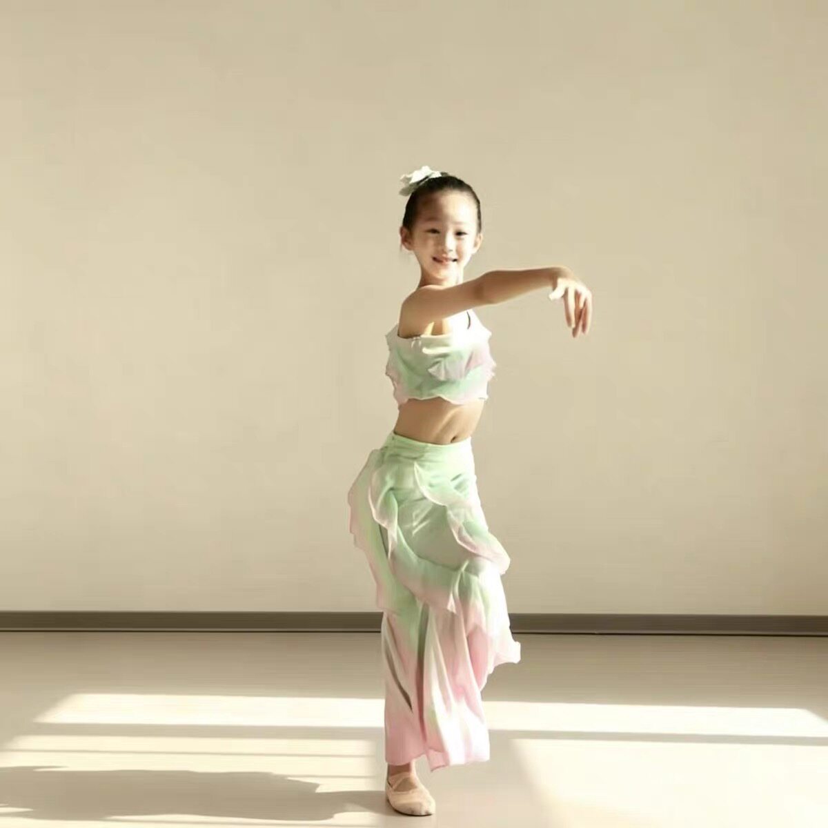 春意浓儿童傣族舞蹈服女单肩渐变收腰鱼尾裙民族服演出服孔雀舞服