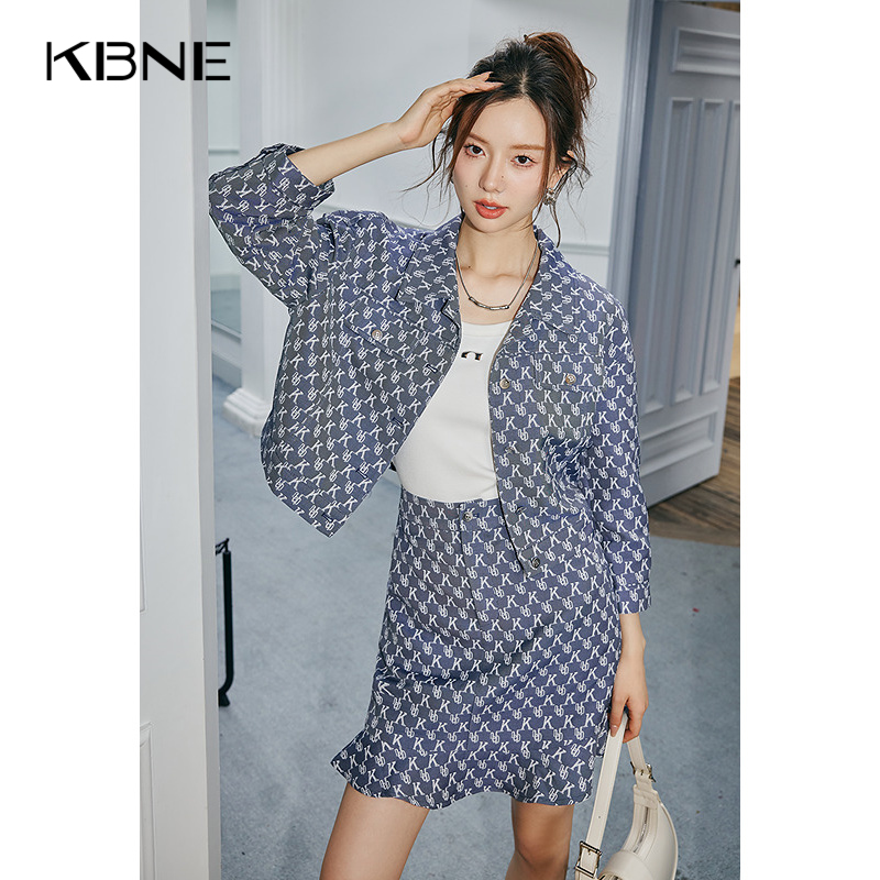 翻领+纽扣+格纹