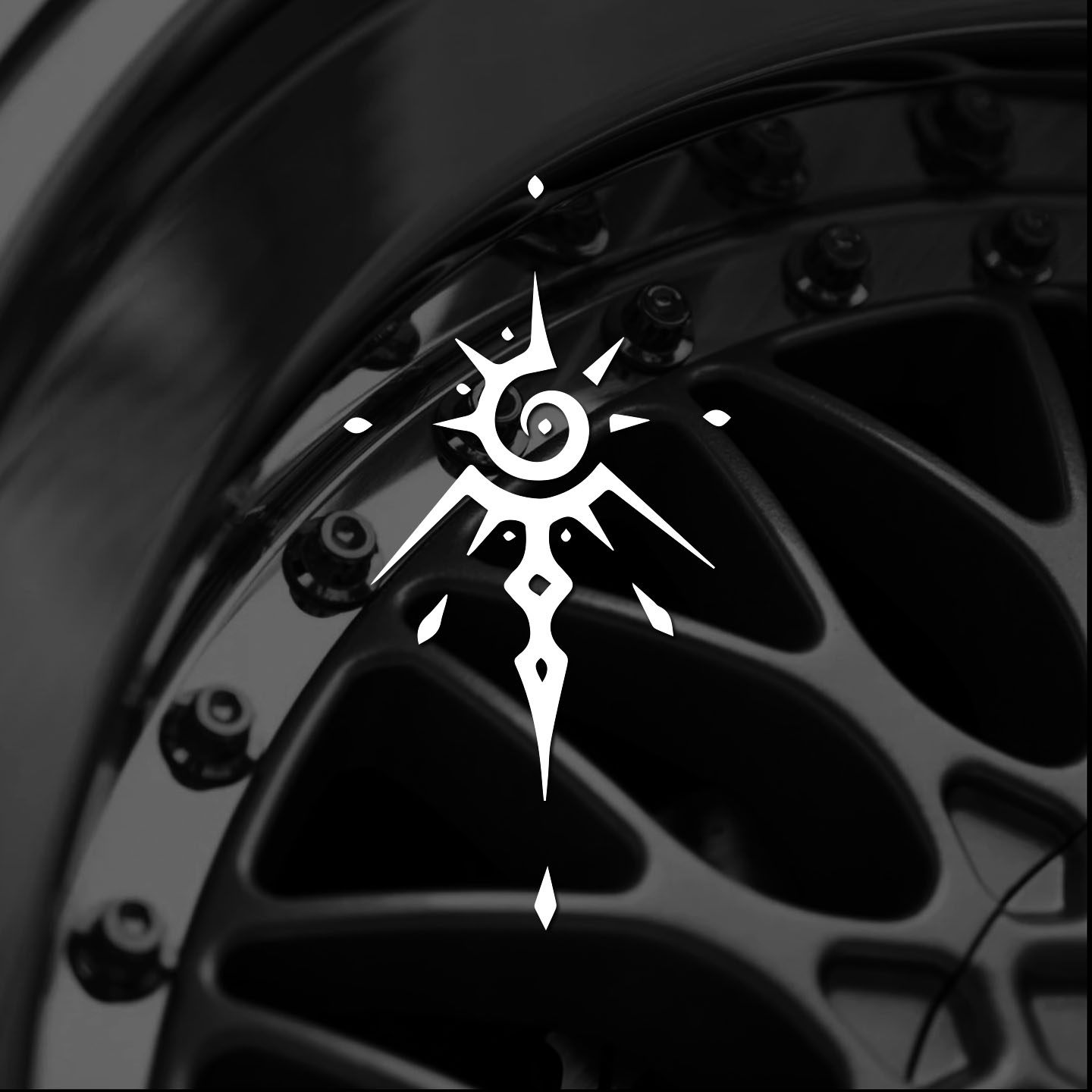 太阳图腾汽车头盔电动摩托车滑板划痕反光三角窗创意个性车贴纸