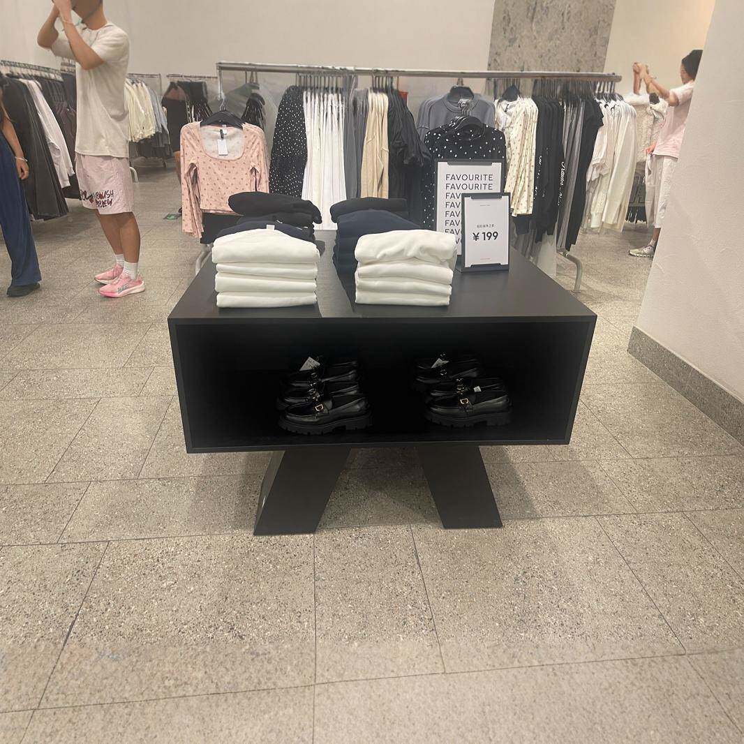 装店陈列制中作简服装店展示56786架多层板烤服漆折约叠衣服岛柜图片