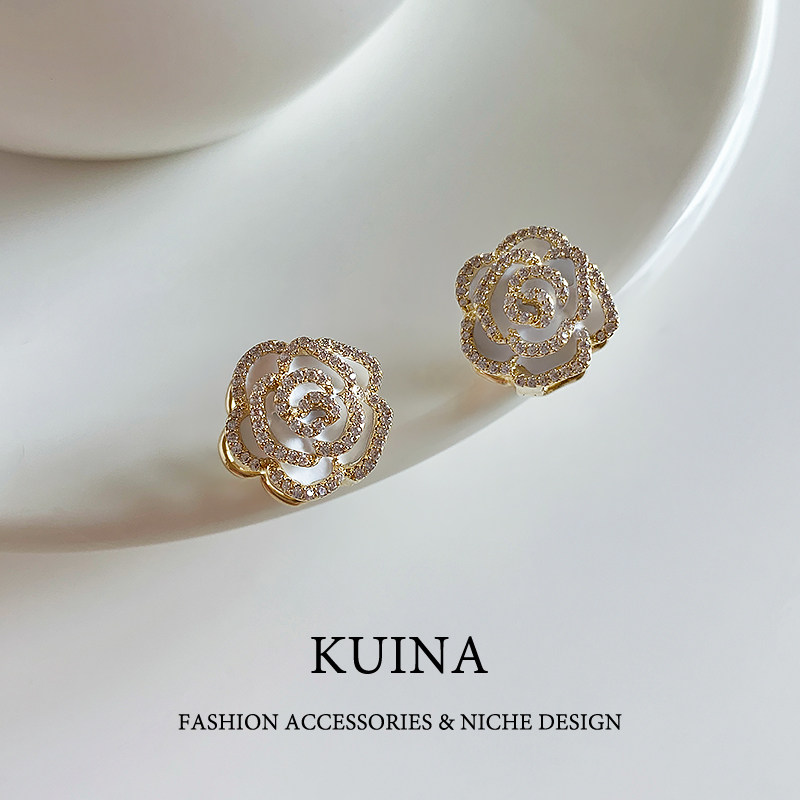 高级感白色山茶花耳扣耳环轻奢气质独特耳钉新款爆款小香风耳饰女