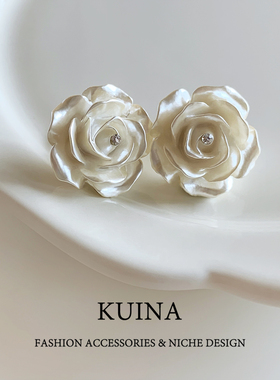 白色山茶花耳钉女小香风轻奢高级感气质耳环小众独特漂亮花朵耳饰