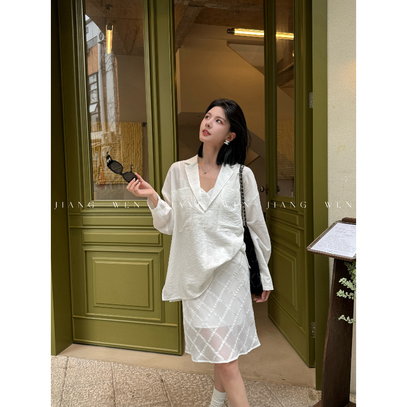 姜雯白色大翻领衬衫法式V领肌理感宽松外套长袖极简老钱风高级感