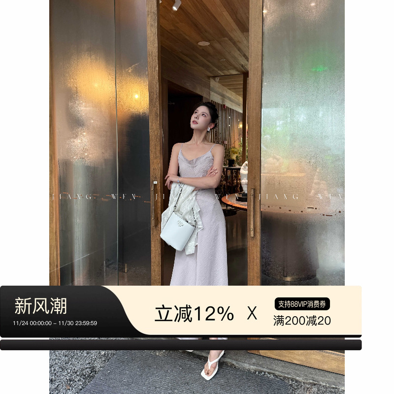 姜雯紫色吊带连衣裙海边度假缎面裙长款不规则收腰裙子露背设计感