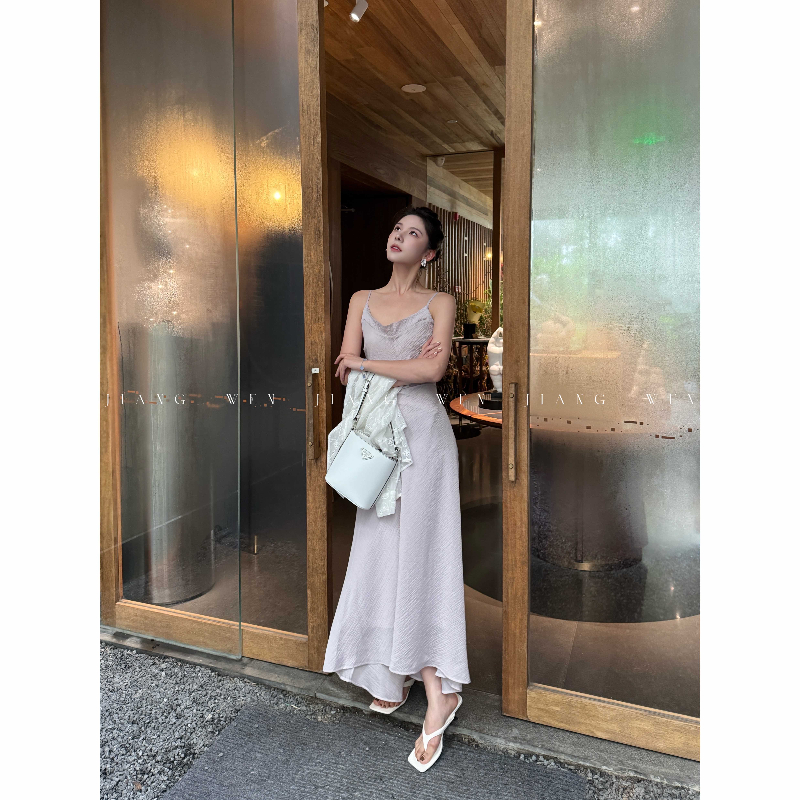 姜雯紫色吊带连衣裙海边度假缎面裙长款不规则收腰裙子露背设计感