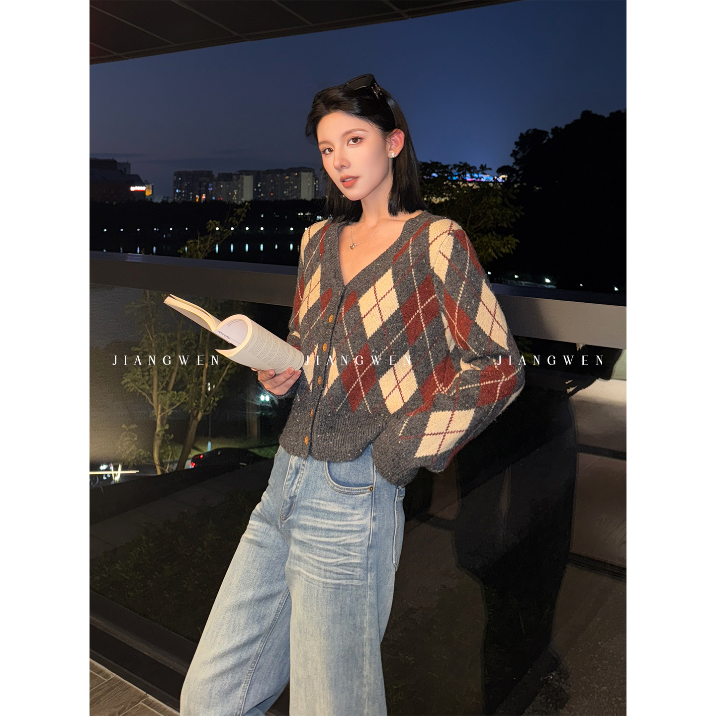姜雯复古菱形格V领羊毛针织开衫