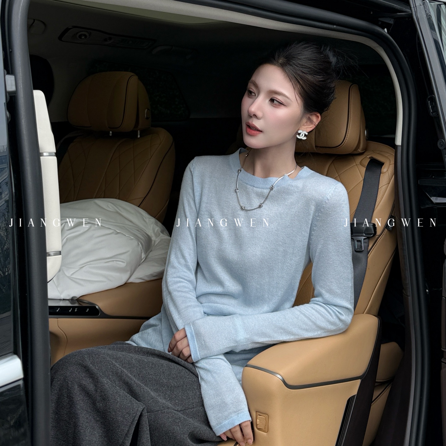 姜雯简约不规则长袖针织打底衫