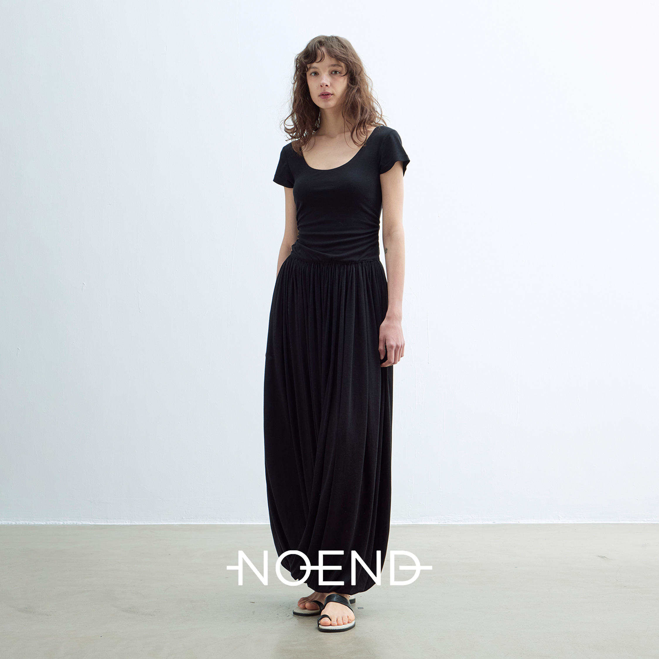 桑蚕丝大U领纽结褶皱短袖连衣裙