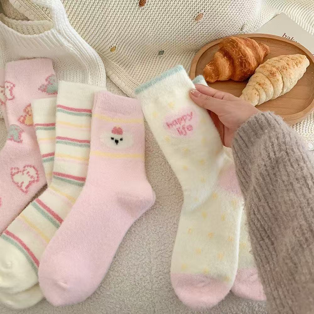 粉色毛绒袜子秋冬保暖日系甜美可