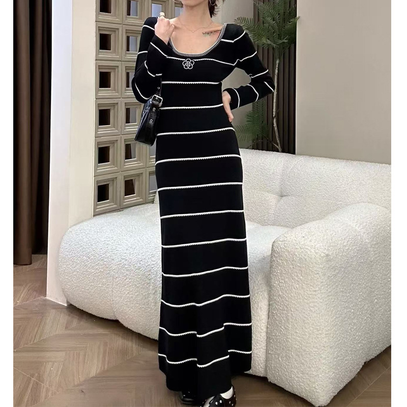 早秋V领长袖纯色修身长裙新款褶皱包臀连衣裙女法式气质针织裙子