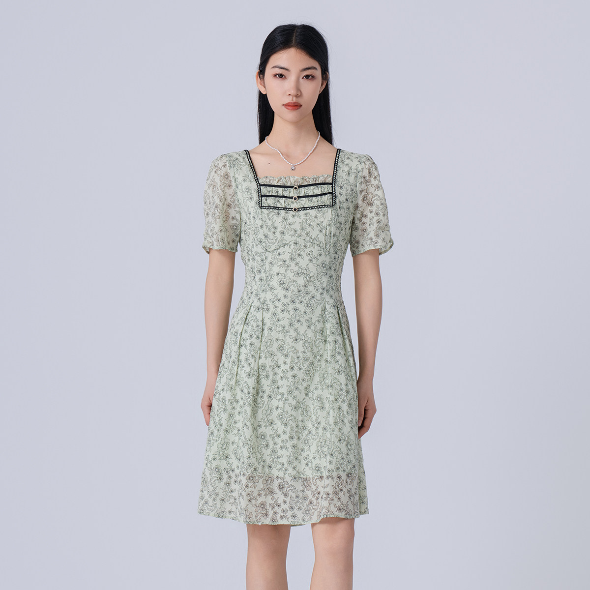 阿依莲2026新款夏季时尚甜美风方领碎花连衣裙修身显瘦短款减龄裙图片