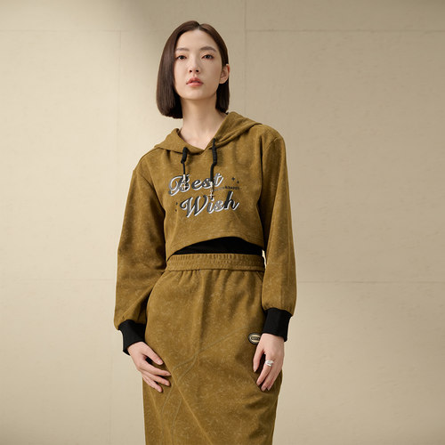 阿依莲2026秋新款字母时尚长袖卫衣+背心+后开叉半身裙三件套套装