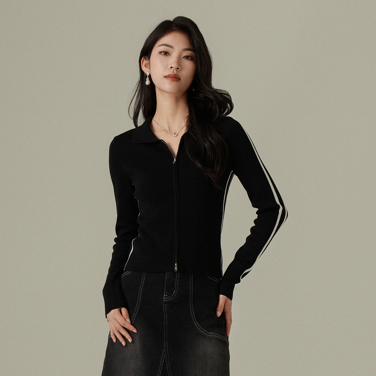 阿依莲2026秋季新款针织衫修身显瘦短款撞色长袖毛织女开衫外套图片