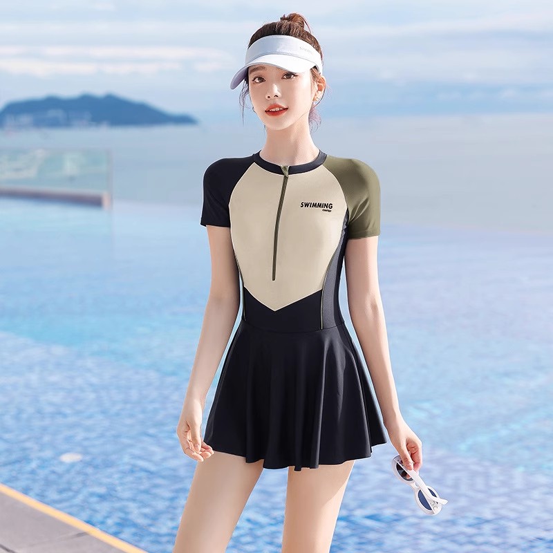 泳衣女2025新款保守高级感连体专业游泳馆专用遮肚温泉大码泳装