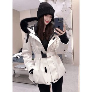 今年流行小个子鸭绒冬季时尚收腰腰带滑雪连帽拆卸毛领品质羽绒服