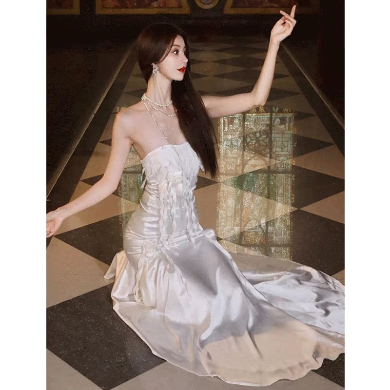 法式气质名媛一字肩抹胸连衣裙夏季新款修身白色醋酸缎面小礼裙