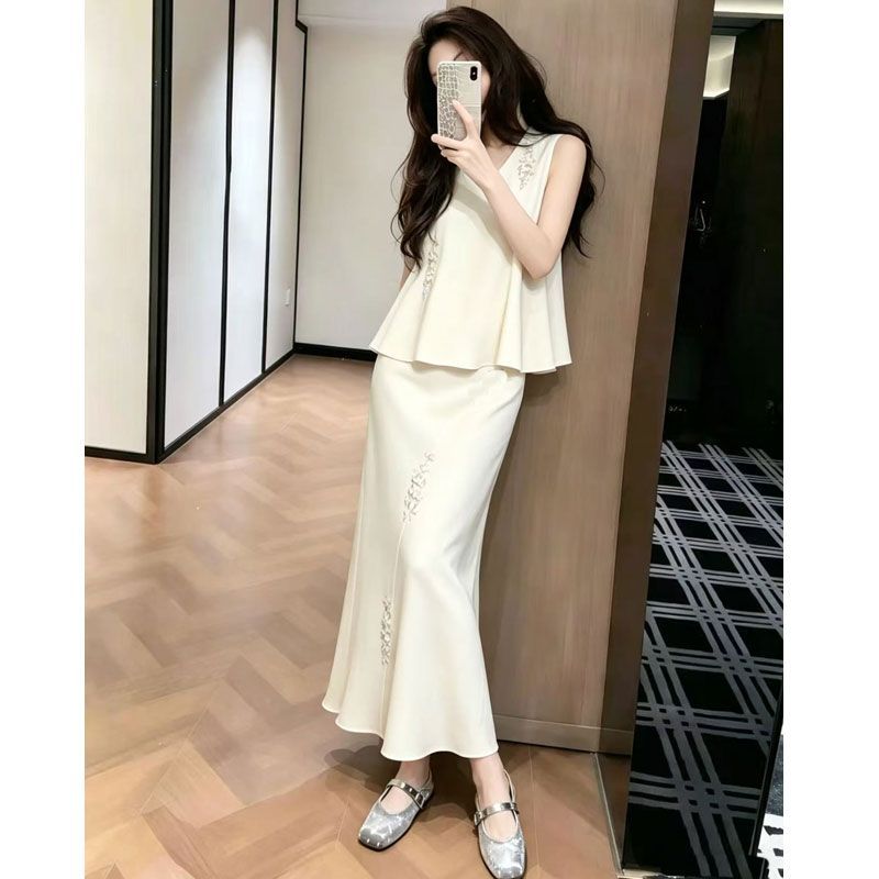 杏色温柔风套装裙女立体