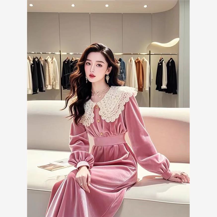 2025秋季超好看粉色蕾丝拼接丝绒连衣裙高端法式减龄娃娃领长裙子