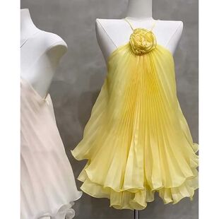 黄色海边度假挂脖连衣裙女韩系小个子压褶立体花朵时尚小裙子
