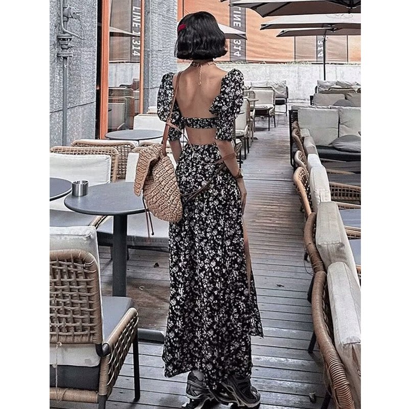 超火海边度假露背连衣裙女夏2025新款高级感气质名媛黑色碎花裙子