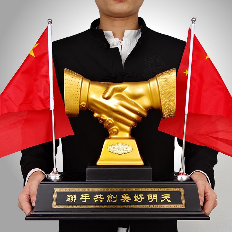 合作共赢握手摆件送老板合作伙伴办公室桌面创意国旗红旗商务礼品
