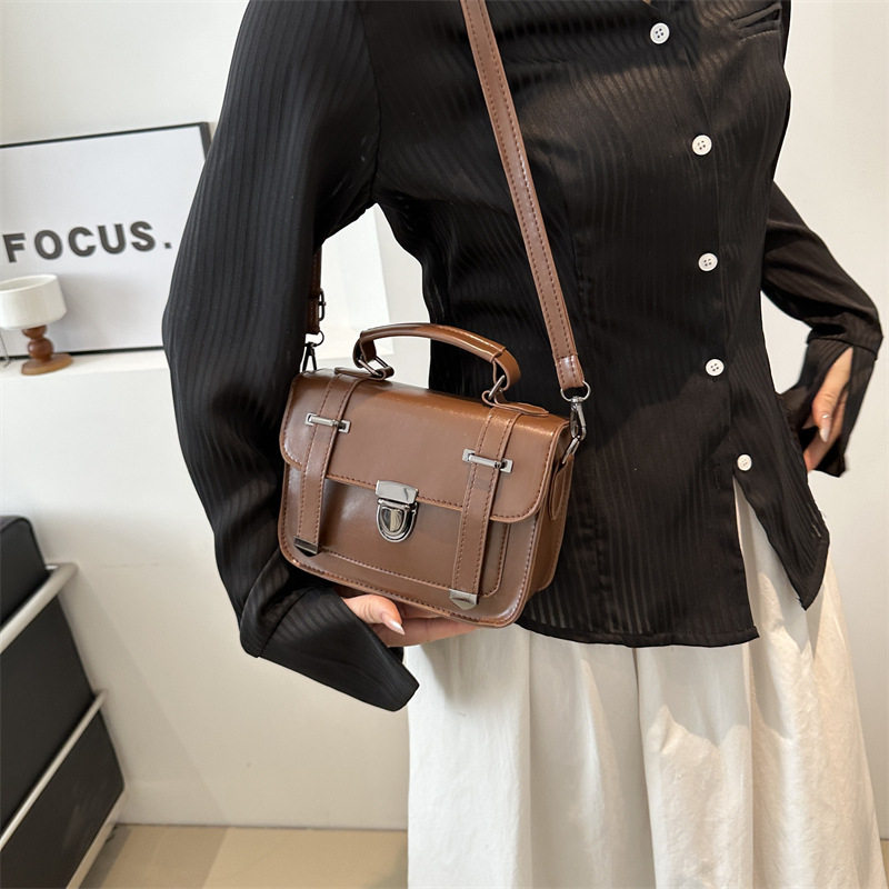 斜挎包小众设计感英伦风复古手提小方包女包2025新款百搭高级感