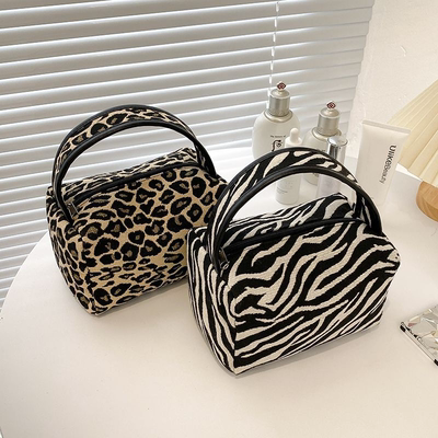 新款原创百搭外出大容量高级感化妆包高颜值手拎便携洗漱包收纳包