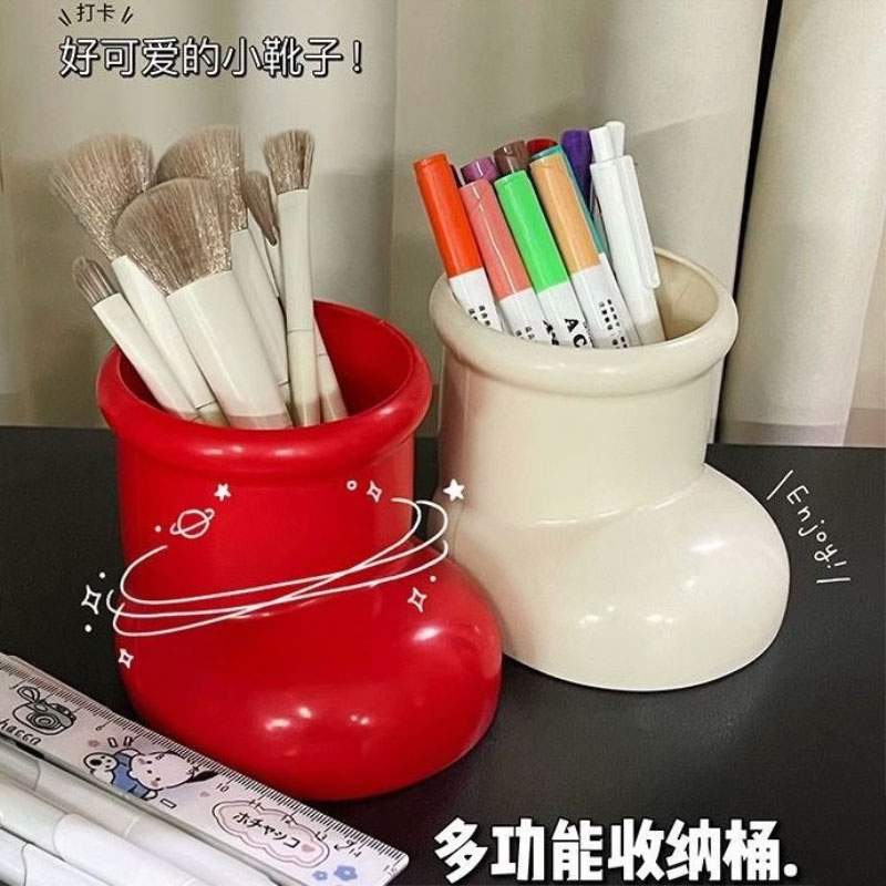 可爱小红靴笔筒塑料高颜值学生桌面复古花瓶多功能化妆刷收纳