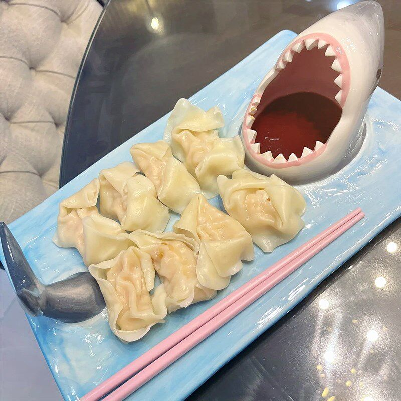 鲨鱼盘子趣味大嘴陶瓷吃饺子盘三文鱼寿司薯条醋碟家用分格蘸料酱