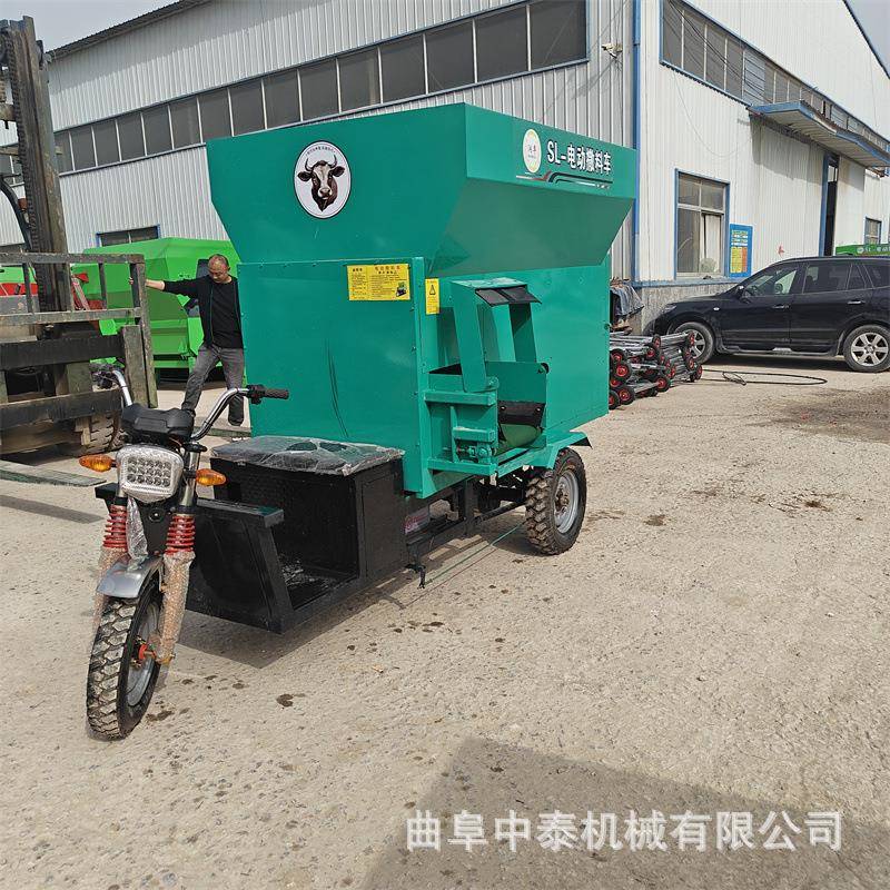 7立方牛场饲喂车牧场用自走式投料车三轮柴油款双边分草布料机